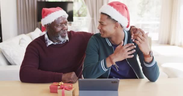 Feliz Afroamericano Padre Hijo Adulto Sombreros Navidad Teniendo Video Llamada — Vídeo de stock