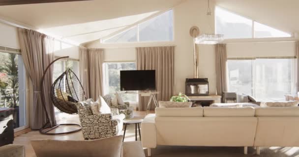 大きな日当たりの良い窓 ゆっくりとした動きを備えた家具付きリビングルームのインテリアのパニングショット ラウンジ インテリアデザイン 豪華さ 家庭生活 ライフスタイル — ストック動画