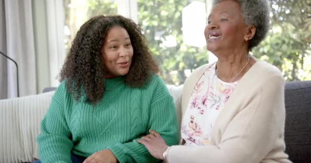 Счастливая Африканская Американская Мать Дочь Бабушка Диване Солнечной Комнате Замедленная — стоковое видео