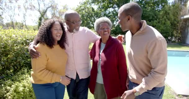 Retrato Casal Afro Americano Feliz Pais Seniores Abraçando Jardim Ensolarado — Vídeo de Stock