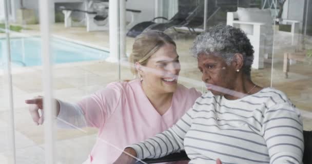 微笑的高加索护士与老年女性患者的复制空间 慢动作 老年生活方式 保健服务 工作观念 — 图库视频影像