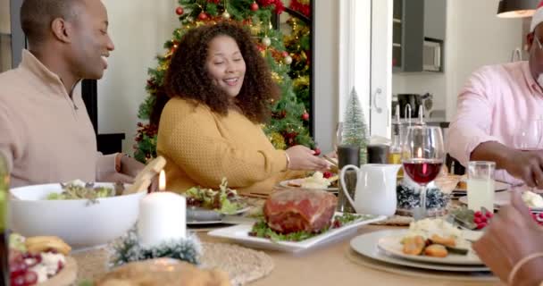 Glad Afrikansk Amerikansk Par Prata Och Omfamna Vid Familjen Jul — Stockvideo