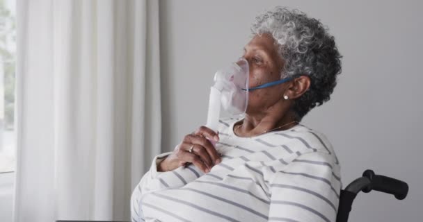 Senior Afro Amerikaanse Vrouw Een Rolstoel Met Zuurstofmasker Kopieerruimte Slow — Stockvideo