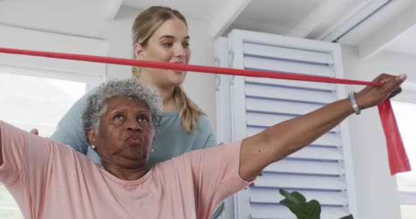 Blanke Verpleegster Met Senior Vrouw Die Traint Met Elastiekjes Kopieerruimte — Stockvideo