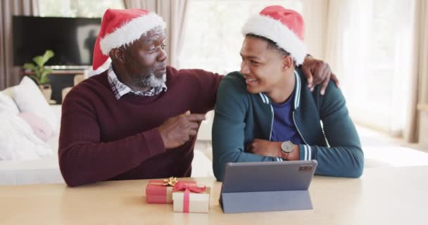 Mutlu Afro Amerikan Baba Yetişkin Oğul Noel Şapkalı Tablet Görüntülü — Stok video