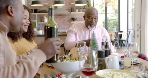 Buon Marito Afroamericano Che Versa Vino Moglie Padre Anziano Tavola — Video Stock