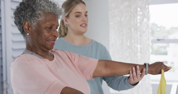 Biała Pielęgniarka Starszą Kobietą Ćwiczącą Gumką Przestrzenią Kopiowania Zwolnionym Ruchem — Wideo stockowe