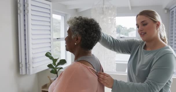 白人女性理疗师检查老年妇女颈部 复制空间 慢动作 老年生活方式 理疗师 医疗保健服务 工作观念 — 图库视频影像