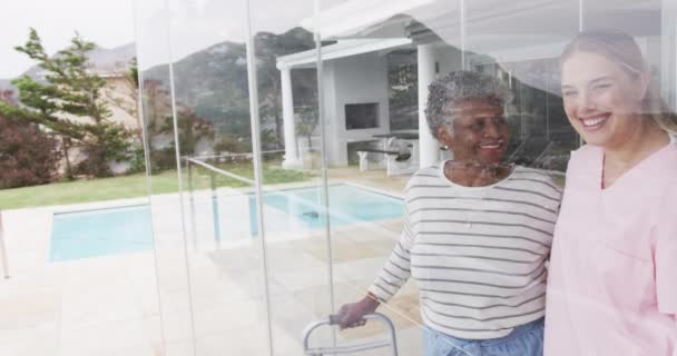 Uśmiechnięta Biała Pielęgniarka Starszą Kobietą Przestrzenią Kopiowania Zwolnione Tempo Seniorzy — Wideo stockowe