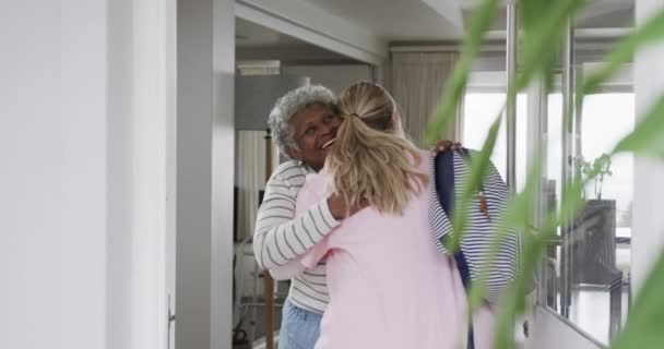 Uśmiechnięta Biała Pielęgniarka Przytulająca Starszą Afrykańską Pacjentkę Zwolniona Seniorzy Pielęgniarki — Wideo stockowe