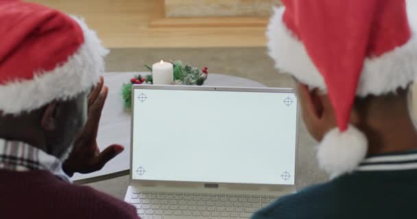 クリスマスのアフリカ系アメリカ人の父親と息子は ラップトップのビデオ通話 コピースペース スローモーションを持っています コミュニケーション クリスマス お祝い 家庭生活 ライフスタイル — ストック動画