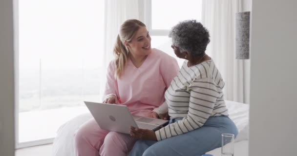 Enfermera Caucásica Mujer Afroamericana Mayor Usando Laptop Espacio Para Copiar — Vídeo de stock