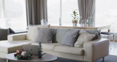 Kanepesi ve fotokopi alanı olan modern oturma odası manzarası, yavaş çekim. Ev dekorasyonu, iç dekorasyon, oturma odası ve rahatlama konsepti..