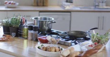 Mutfak tezgahının genel görünümü, baharatlar ve fotokopi alanı olan kaplar. Ev dekorasyonu, mutfak, yemek pişirme, gıda konsepti.