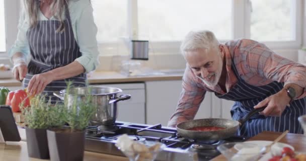 Casal Caucasiano Meia Idade Cozinhar Cozinha Casa Câmera Lenta Relacionamento — Vídeo de Stock