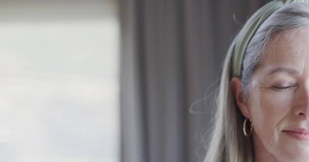 Retrato Mujer Caucásica Feliz Mediana Edad Por Ventana Casa Con — Vídeo de stock