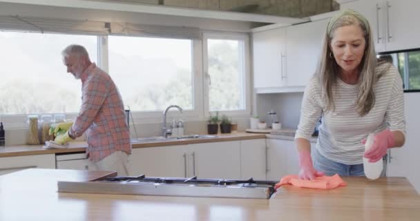 Casal Caucasiano Meia Idade Limpeza Cozinha Casa Câmera Lenta Relacionamento — Vídeo de Stock