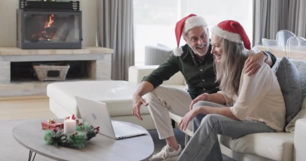 Bělošský Pár Středního Věku Santa Klobouky Notebooku Video Chat Vánoce — Stock video