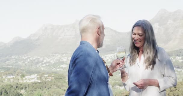 Feliz Casal Caucasiano Meia Idade Bebendo Vinho Terraço Nas Montanhas — Vídeo de Stock