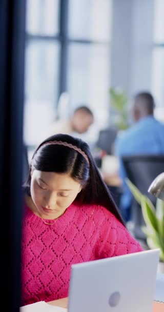 亚洲女商人在办公室使用计算机 慢动作 复制空间的垂直视频 Business Office Work Professionals Concept Unchanged — 图库视频影像