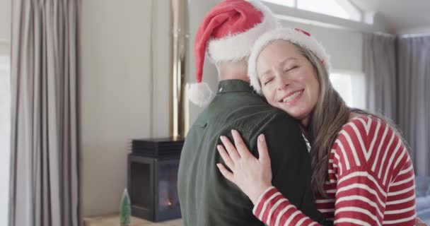 Cuplu Caucazian Vârstă Mijlocie Pălării Santa Care Dansează Crăciun Acasă — Videoclip de stoc