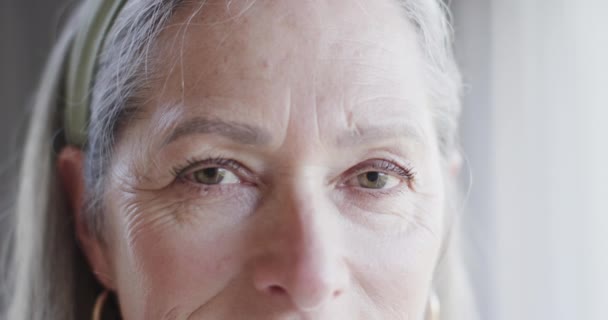 Retrato Mujer Caucásica Mediana Edad Feliz Por Ventana Casa Con — Vídeos de Stock