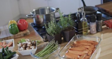 Mutfak tezgahının genel görünümü, baharatlar ve fotokopi alanı olan kaplar. Ev dekorasyonu, mutfak, yemek pişirme, gıda konsepti.