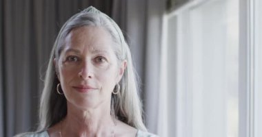 Orta yaşlı mutlu beyaz kadın portresi. Evinin penceresinde fotokopi odası olan beyaz kadın. Ev hayatı ve yaşam tarzı kavramı değişmedi..