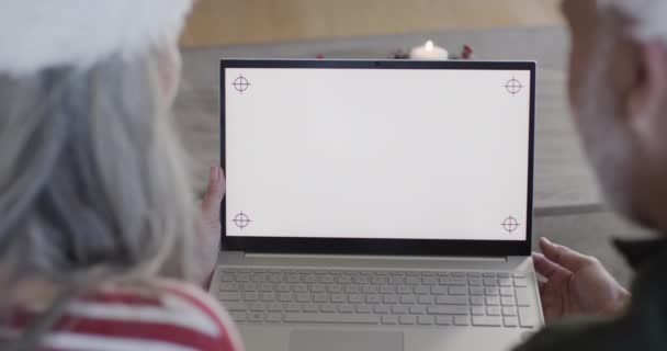 Középkorú Fehér Pár Laptoppal Üres Képernyővel Karácsonykor Otthon Lassított Felvétel — Stock videók