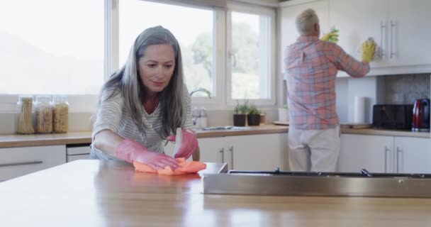 自宅でキッチンを掃除する中高齢者カップル ゆっくりとした動き クリーニング 家の合唱団 ライフスタイルと家庭生活 コピースペース 変更されていない — ストック動画