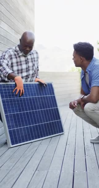 Vídeo Vertical Del Padre Afroamericano Explicando Panel Solar Hijo Aire — Vídeo de stock