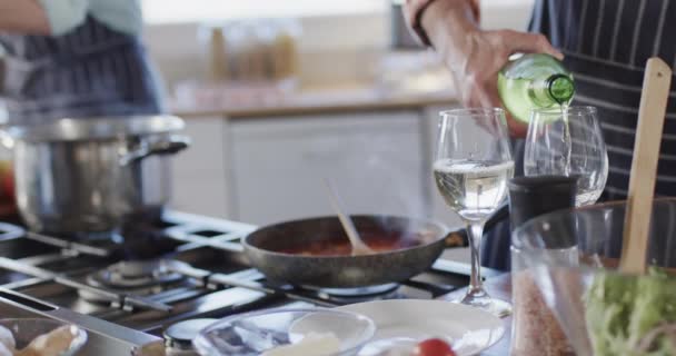 Cuplu Caucazian Care Toarnă Vin Pregătește Masa Gătește Împreună Bucătărie — Videoclip de stoc