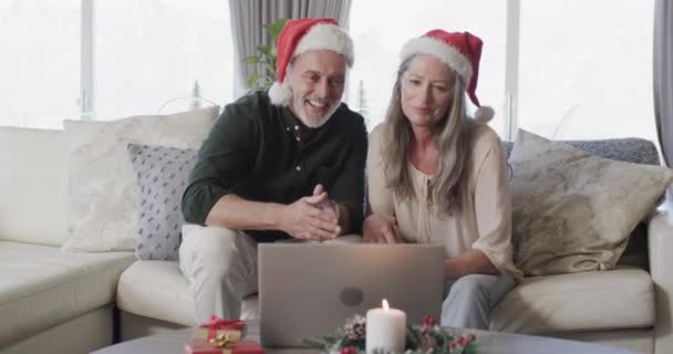 Bělošský Pár Středního Věku Santa Klobouky Notebooku Video Chat Vánoce — Stock video