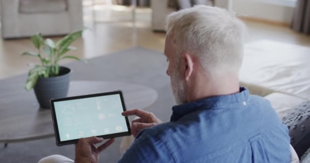 Hombre Caucásico Mediana Edad Usando Tableta Casa Espacio Para Copiar — Vídeo de stock