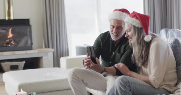 Middelbare Leeftijd Kaukasisch Paar Santa Hoeden Tablet Video Chat Met — Stockvideo