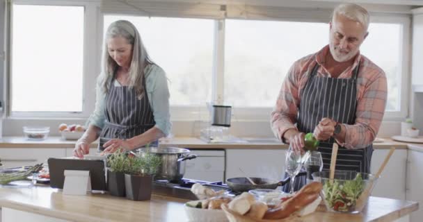 Casal Caucasiano Meia Idade Preparando Refeição Cozinhando Juntos Cozinha Casa — Vídeo de Stock