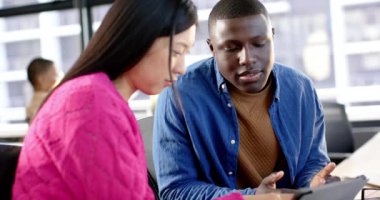 Muhtelif iş adamları ofiste birlikte konuşur ve çalışırlar, yavaş çekim, kopyalama alanı. Günlük iş, ofis, iş, profesyoneller ve takım çalışması konsepti, değiştirilmemiş.