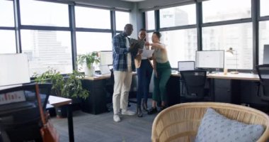 Ofiste birlikte çalışan çeşitli iş adamları, ağır çekim, kopyalama alanı. Günlük iş, ofis, iş, profesyoneller ve takım çalışması konsepti, değiştirilmemiş.