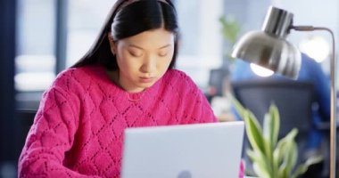 Ofiste dizüstü bilgisayar kullanan Asyalı iş kadını, yavaş çekim, kopyalama alanı. Günlük iş, ofis, iş, profesyonel konsept, değiştirilmemiş.
