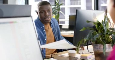 Ofiste bilgisayar kullanan Afrikalı Amerikalı iş adamı, yavaş çekim, kopyalama alanı. Günlük iş, ofis, iş, profesyonel konsept, değiştirilmemiş.