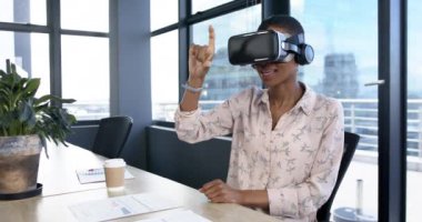 Afrika kökenli Amerikalı iş kadını ofiste video kulaklık kullanıyor, yavaş çekim, kopyalama alanı. Günlük iş, ofis, iş, profesyonel konsept, değiştirilmemiş.