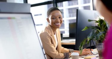 Ofiste bilgisayarla gülümseyen Afrikalı Amerikalı iş kadını portresi, yavaş çekim, kopyalama alanı. Günlük iş, ofis, iş, profesyonel konsept, değiştirilmemiş.