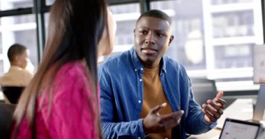 Muhtelif iş adamları ofiste birlikte konuşur ve çalışırlar, yavaş çekim, kopyalama alanı. Günlük iş, ofis, iş, profesyoneller ve takım çalışması konsepti, değiştirilmemiş.