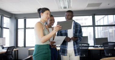 Muhtelif iş adamları ofiste birlikte konuşur ve çalışırlar, yavaş çekim, kopyalama alanı. Günlük iş, ofis, iş, profesyoneller ve takım çalışması konsepti, değiştirilmemiş.