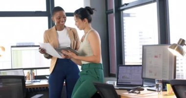 Ofiste birlikte çalışan çeşitli iş adamları, ağır çekim, kopyalama alanı. Günlük iş, ofis, iş, profesyoneller ve takım çalışması konsepti, değiştirilmemiş.