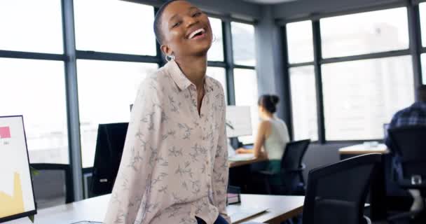 Portret Uśmiechniętej Afro Amerykańskiej Biznesmenki Biurze Spowolniony Ruch Przestrzeń Kopiowania — Wideo stockowe