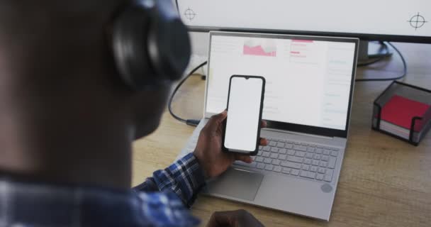 Αφροαμερικανός Επιχειρηματίας Που Χρησιμοποιεί Smartphone Κενή Οθόνη Στο Γραφείο Αργή — Αρχείο Βίντεο