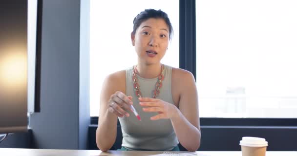 Porträtt Asiatisk Affärskvinna Videosamtal Prata Med Kameran Kontoret Slow Motion — Stockvideo