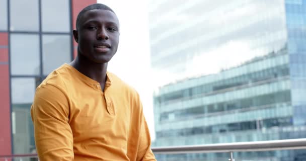 Portret Uśmiechniętego Afrykańskiego Biznesmena Biurze Spowolniony Ruch Przestrzeń Kopiowania Biznes — Wideo stockowe
