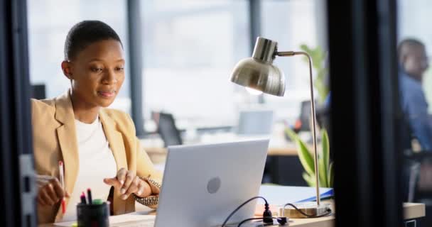 Портрет Афроамериканської Бізнес Леді Яка Використовує Ноутбук Офісі Повільний Рух — стокове відео